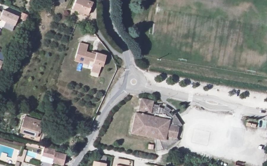 Vue aérienne du Rond-point anonyme n°175905143