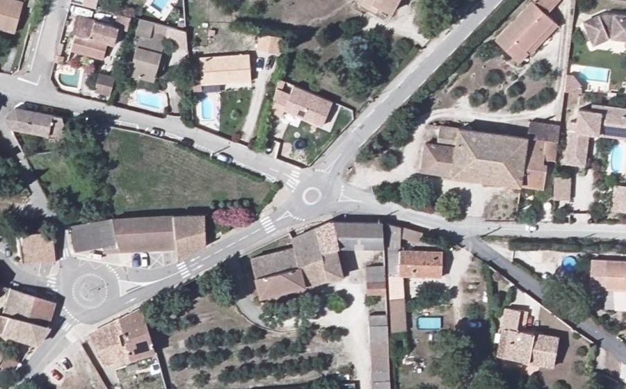 Vue aérienne du Rond-point anonyme n°175905144