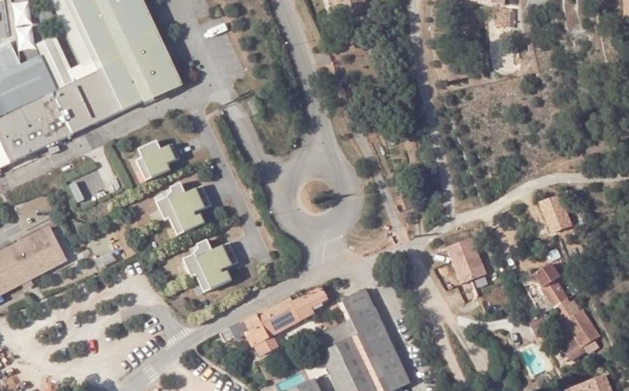 Vue aérienne du Rond-point anonyme n°175937311