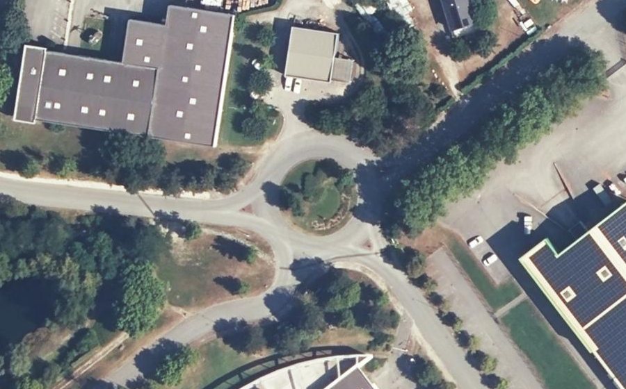 Vue aérienne du Rond-point anonyme n°175942644
