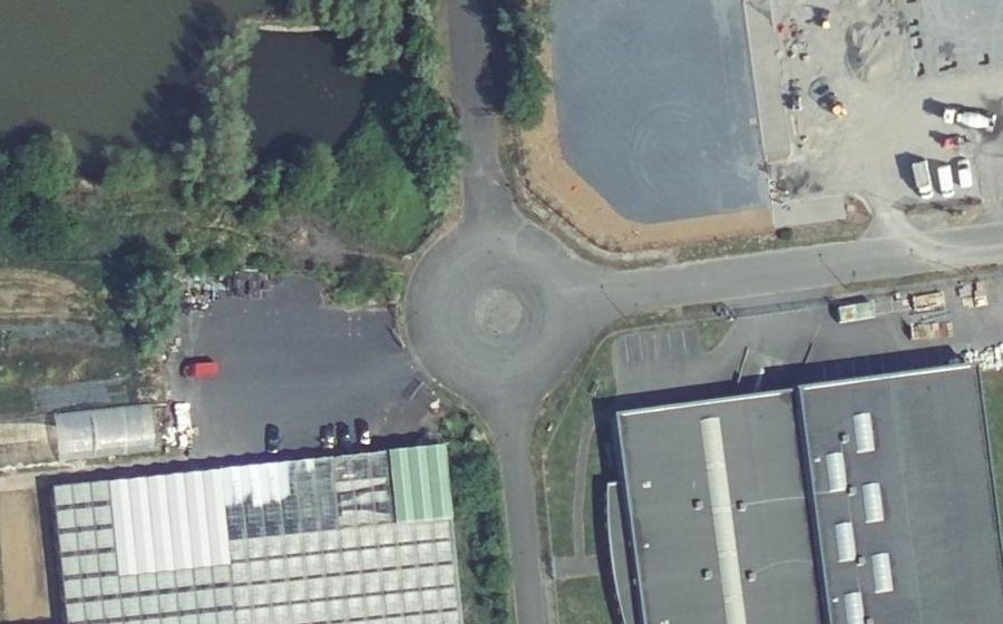 Vue aérienne du Rond-point anonyme n°175966804