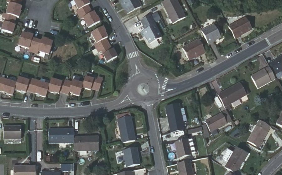 Vue aérienne du Rond-point anonyme n°175969269