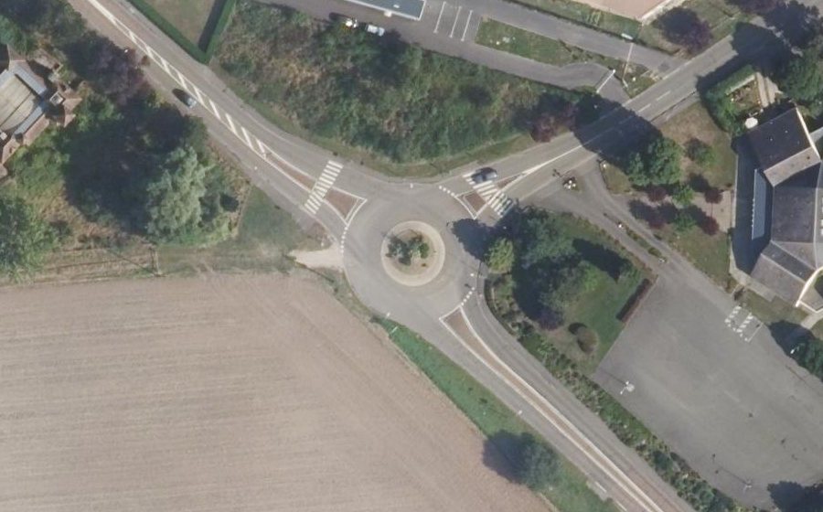 Vue aérienne du Rond-point anonyme n°175974746