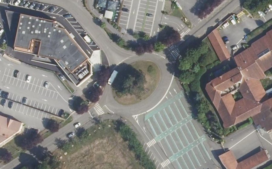 Vue aérienne du Rond-point anonyme n°175974747