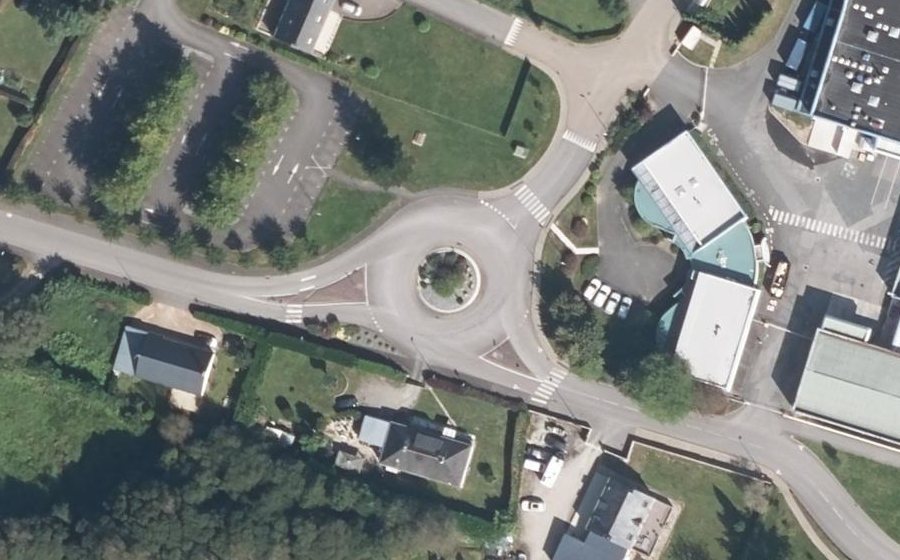 Vue aérienne du Rond-point anonyme n°175978426