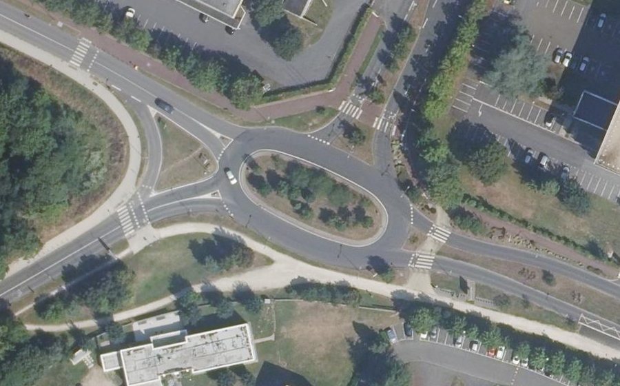 Vue aérienne du Rond-point anonyme n°176035830