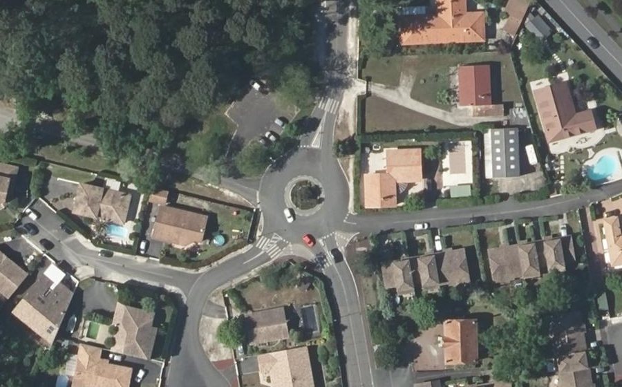 Vue aérienne du Rond-point anonyme n°176070844