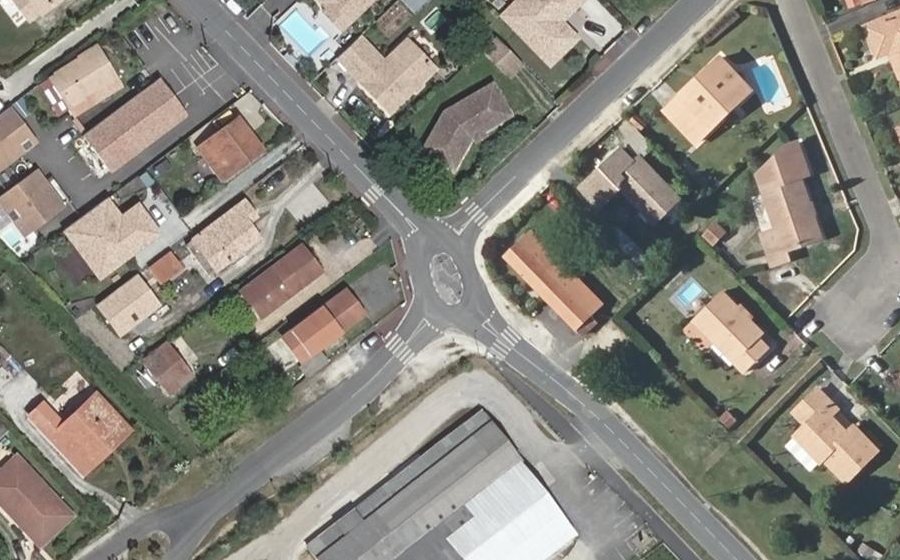Vue aérienne du Rond-point anonyme n°176081346