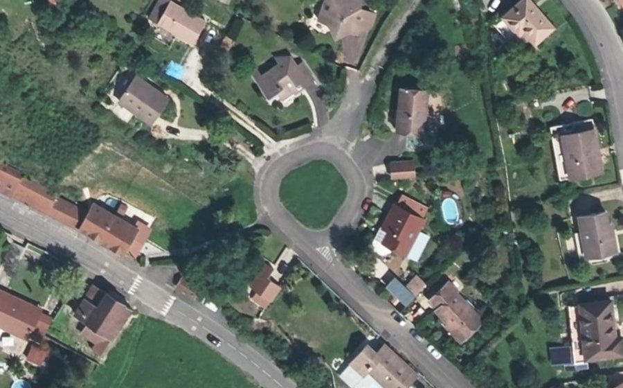 Vue aérienne du Rond-point anonyme n°176086253