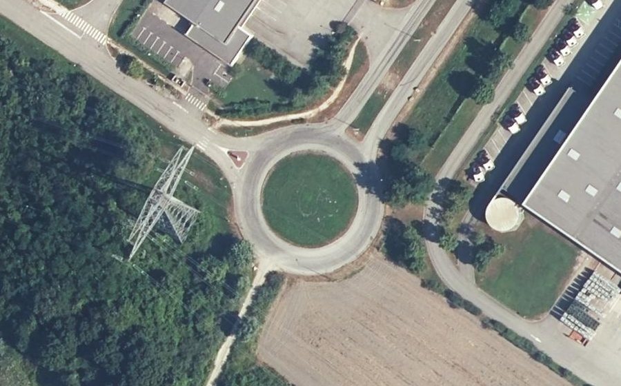 Vue aérienne du Rond-point anonyme n°176087120