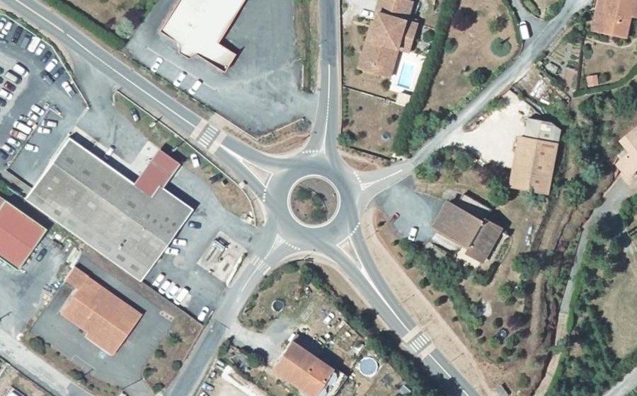 Vue aérienne du Rond-point anonyme n°176128141