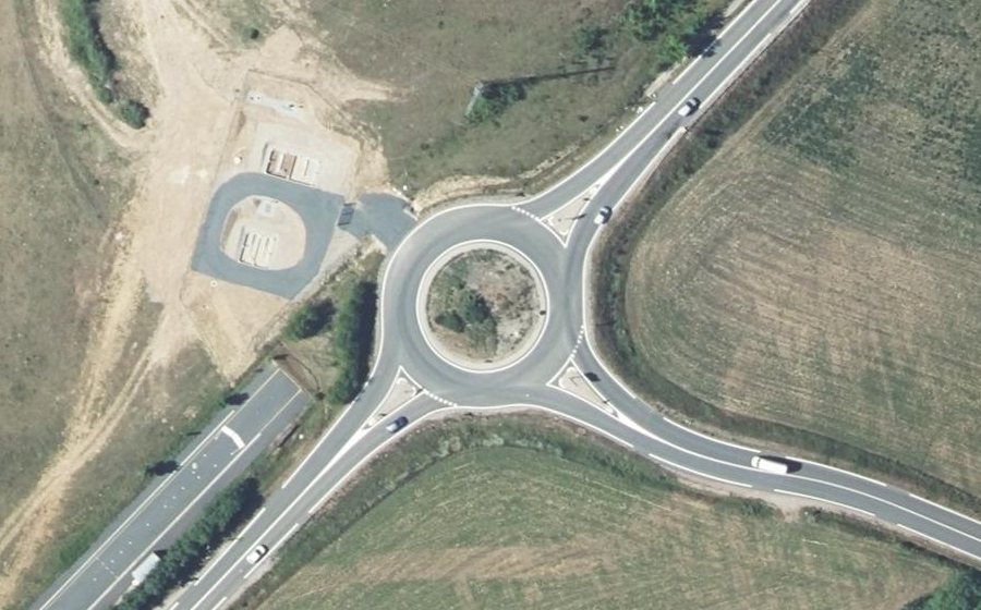 Vue aérienne du Rond-point anonyme n°176129776
