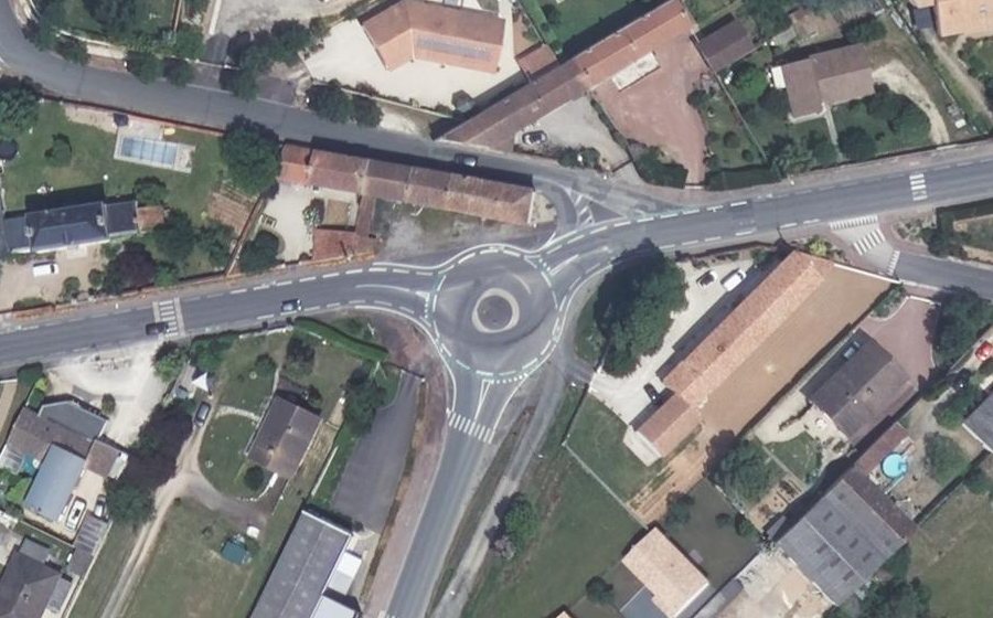 Vue aérienne du Rond-point anonyme n°176134157