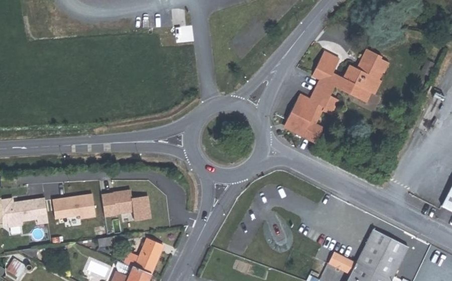 Vue aérienne du Rond-point anonyme n°176151798