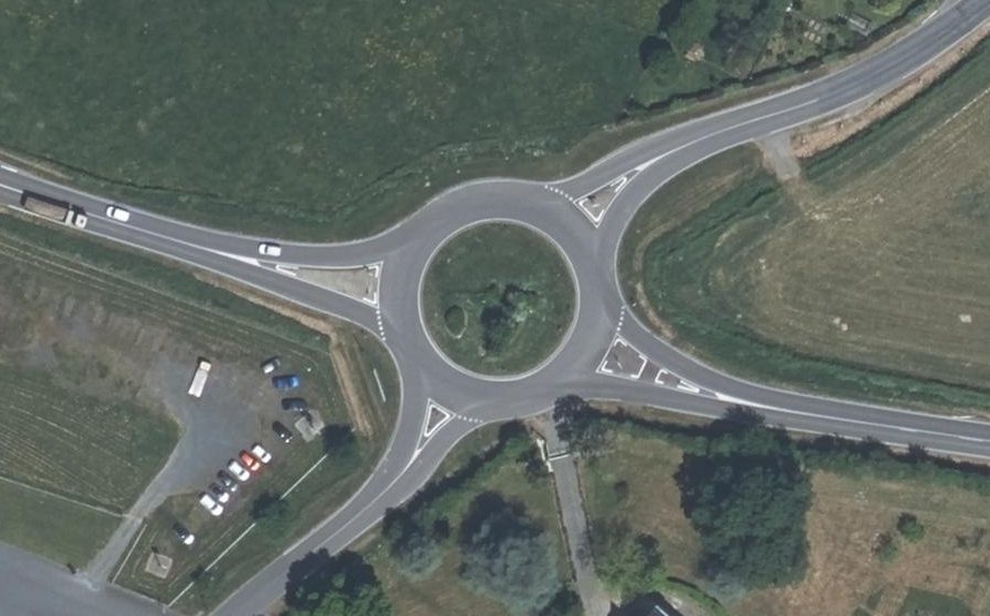 Vue aérienne du Rond-point anonyme n°176151802