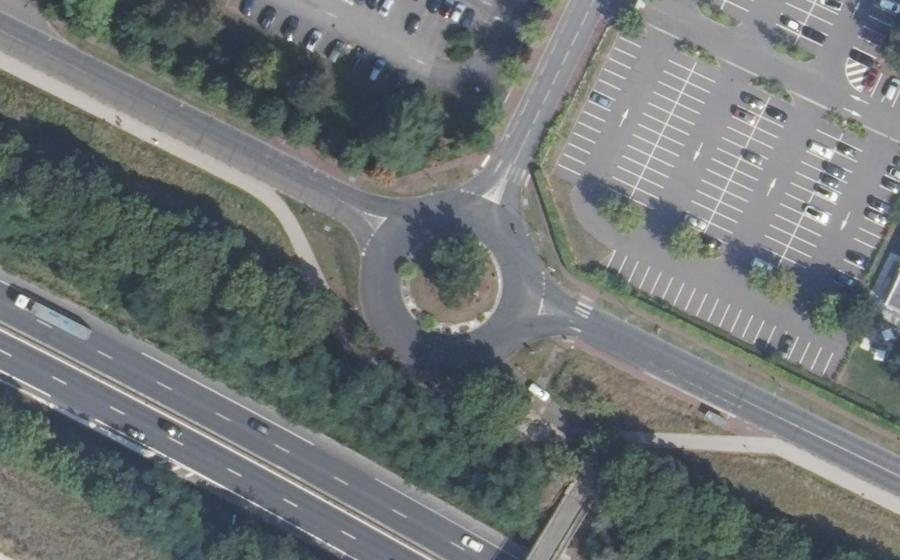 Vue aérienne du Rond-point anonyme n°176155296