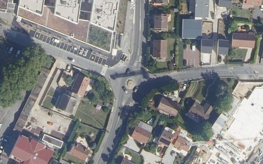 Vue aérienne du Rond-point anonyme n°176162474