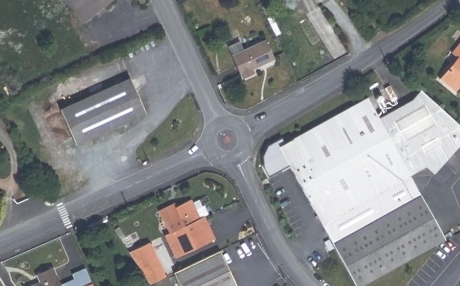 Vue aérienne du Rond-point anonyme n°176169024