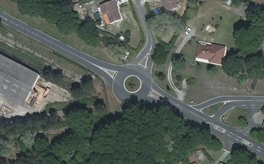 Vue aérienne du Rond-point anonyme n°176176836