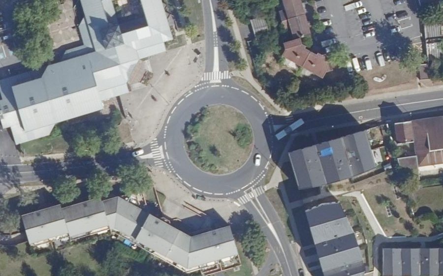 Vue aérienne du Rond-point anonyme n°176208614