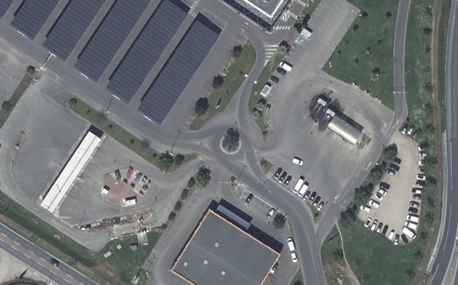 Vue aérienne du Rond-point anonyme n°176215489
