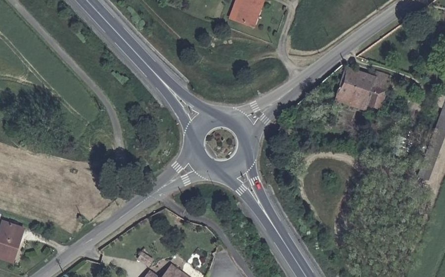 Vue aérienne du Rond-point anonyme n°176219256