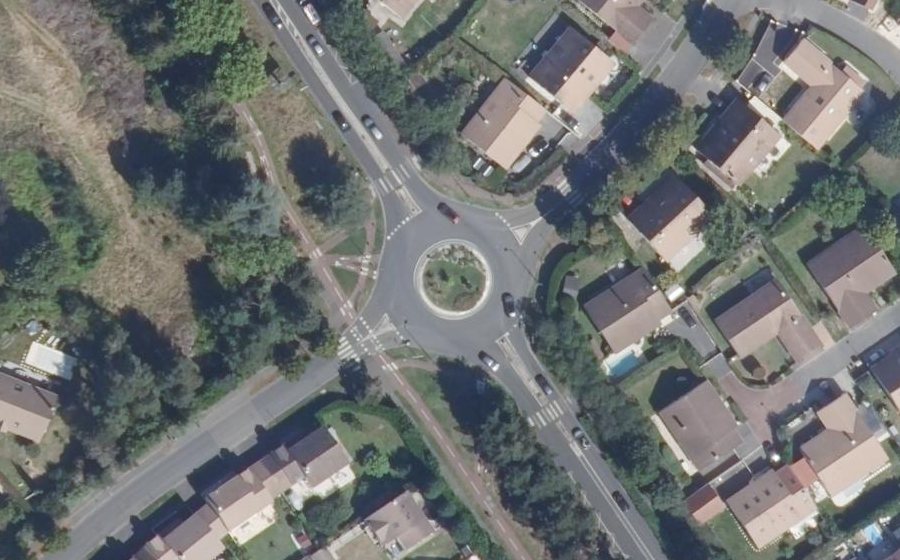 Vue aérienne du Rond-point anonyme n°176224137