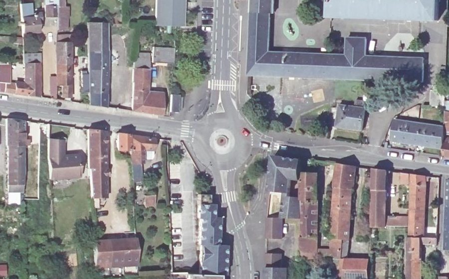 Vue aérienne du Rond-point anonyme n°176224223