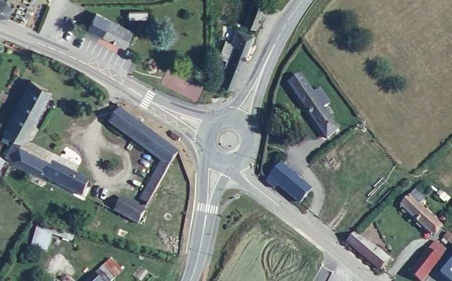 Vue aérienne du Rond-point anonyme n°176224982