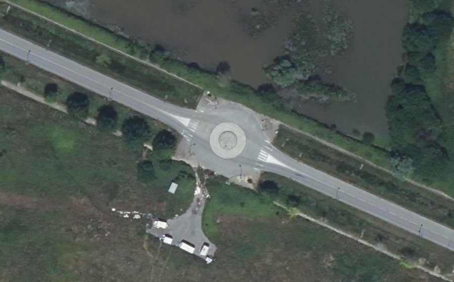 Vue aérienne du Rond-point anonyme n°176242349