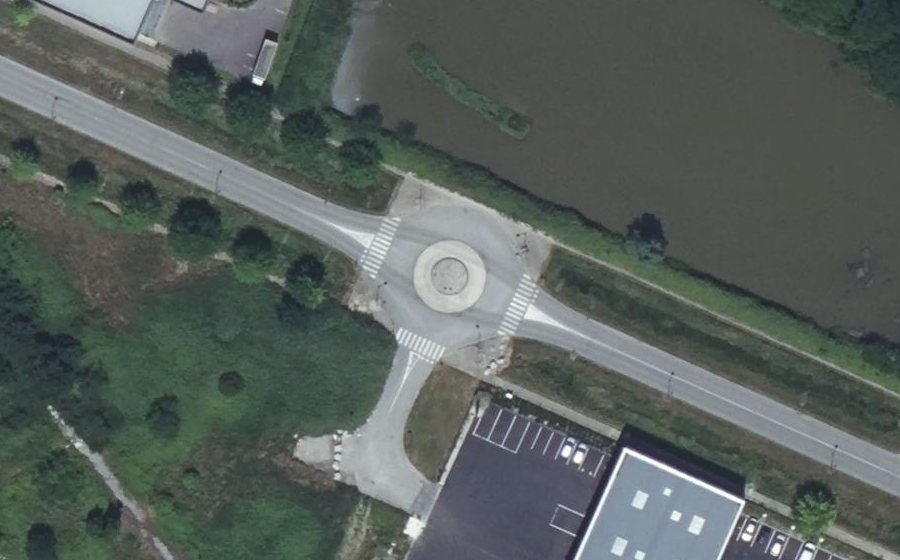 Vue aérienne du Rond-point anonyme n°176242354
