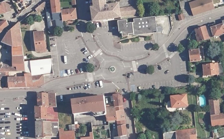 Vue aérienne du Rond-point anonyme n°176283644