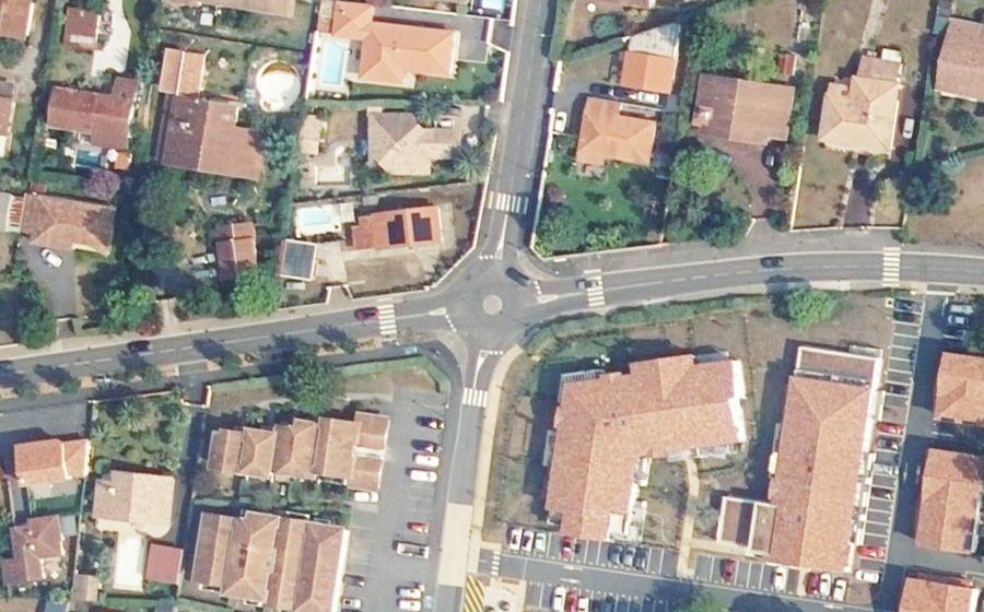 Vue aérienne du Rond-point anonyme n°176329707