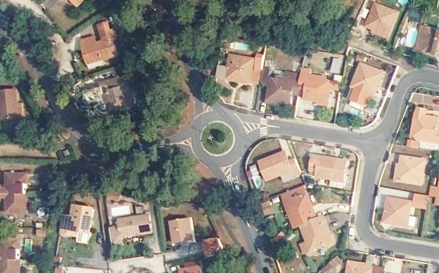 Vue aérienne du Rond-point anonyme n°176330232