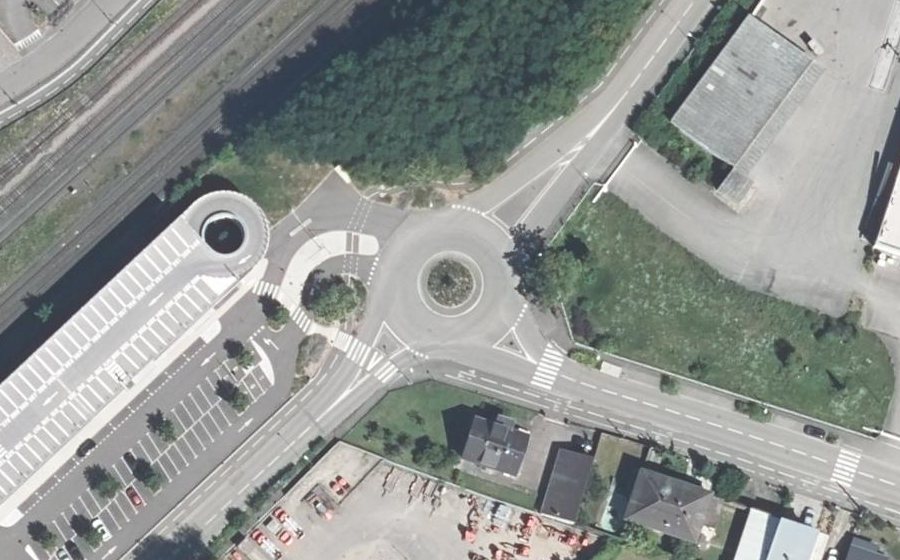 Vue aérienne du Rond-point anonyme n°176342027