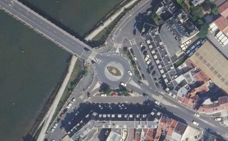 Vue aérienne du Rond-point anonyme n°176347223