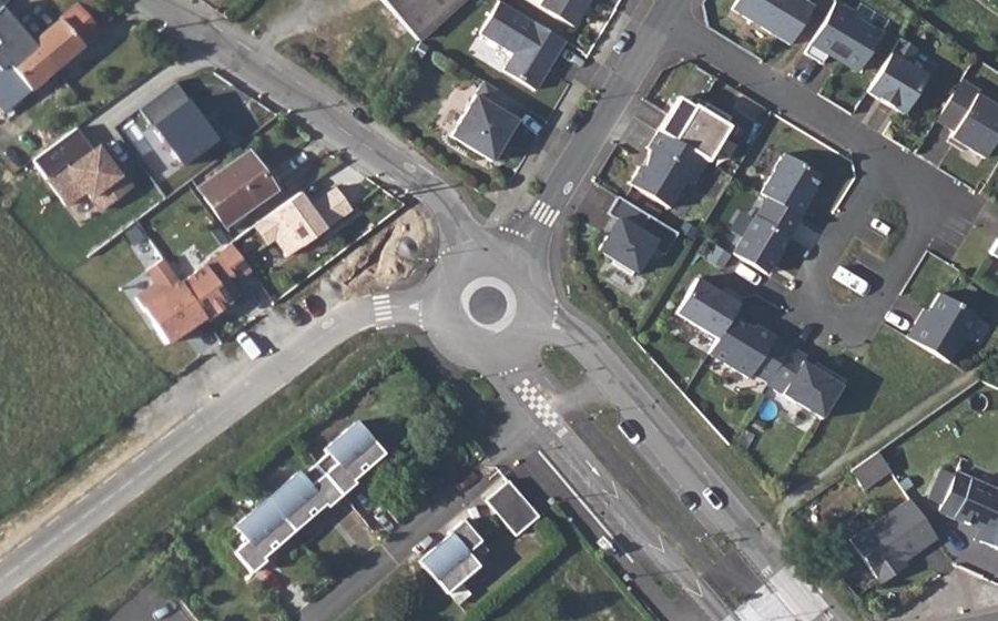 Vue aérienne du Rond-point anonyme n°176358364