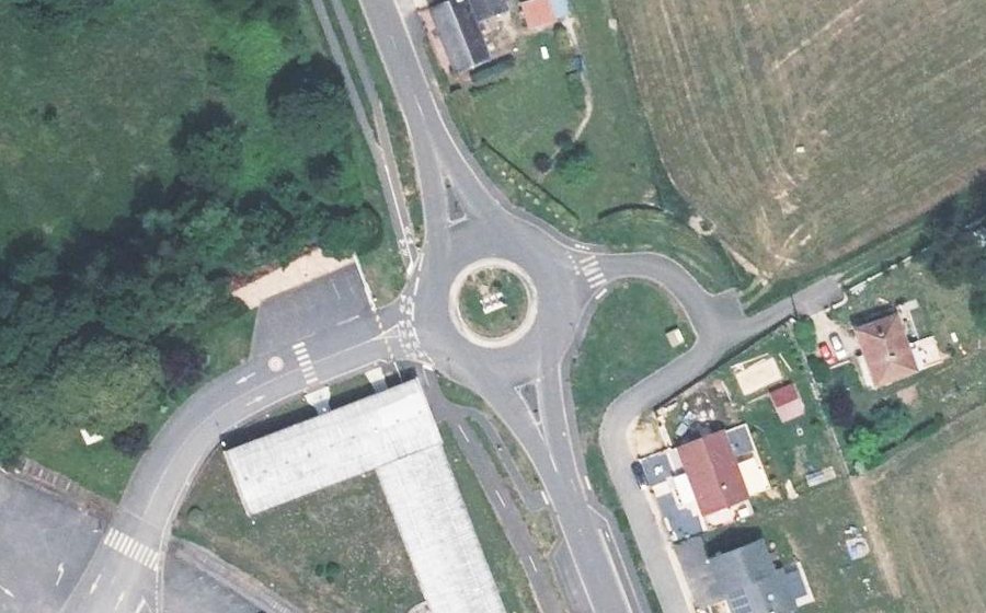 Vue aérienne du Rond-point anonyme n°176372175