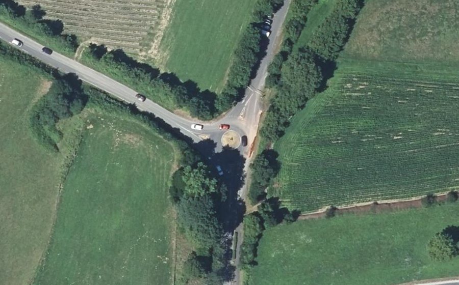 Vue aérienne du Rond-point anonyme n°176435675