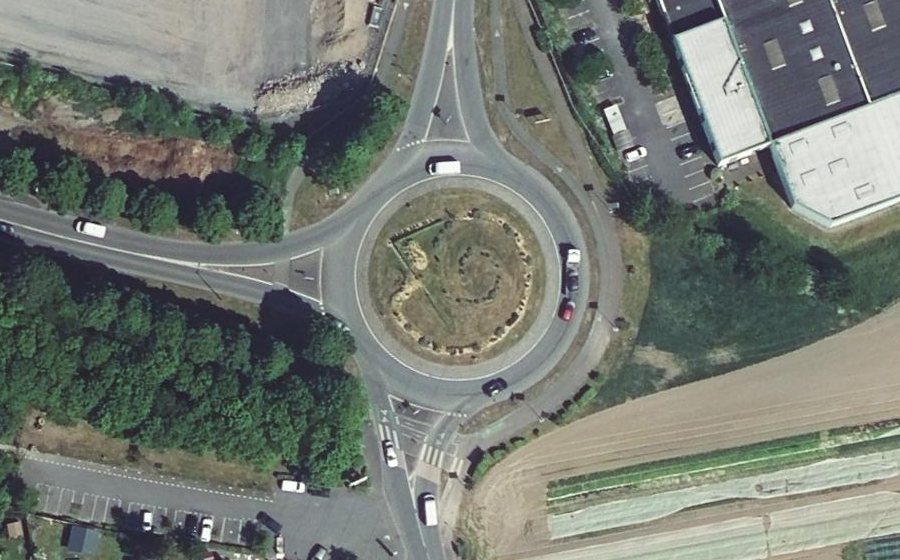Vue aérienne du Rond-point anonyme n°176436297