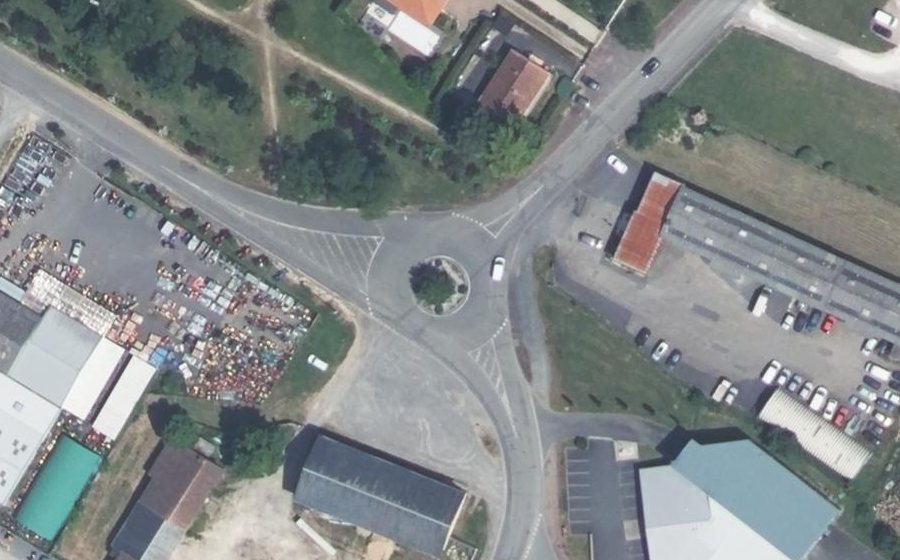 Vue aérienne du Rond-point anonyme n°176482160
