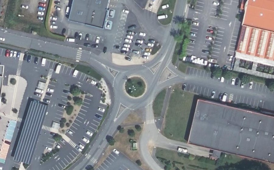 Vue aérienne du Rond-point anonyme n°176482166