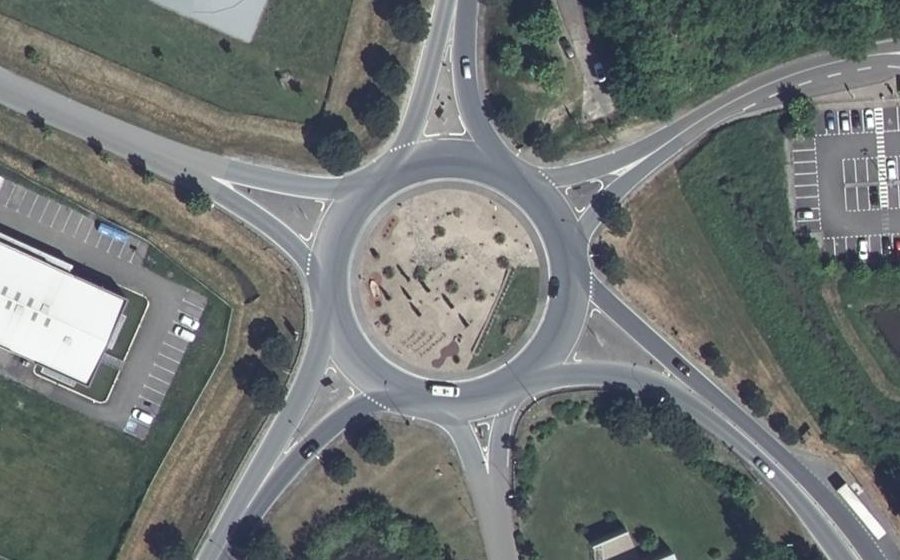 Vue aérienne du Rond-point anonyme n°176493574