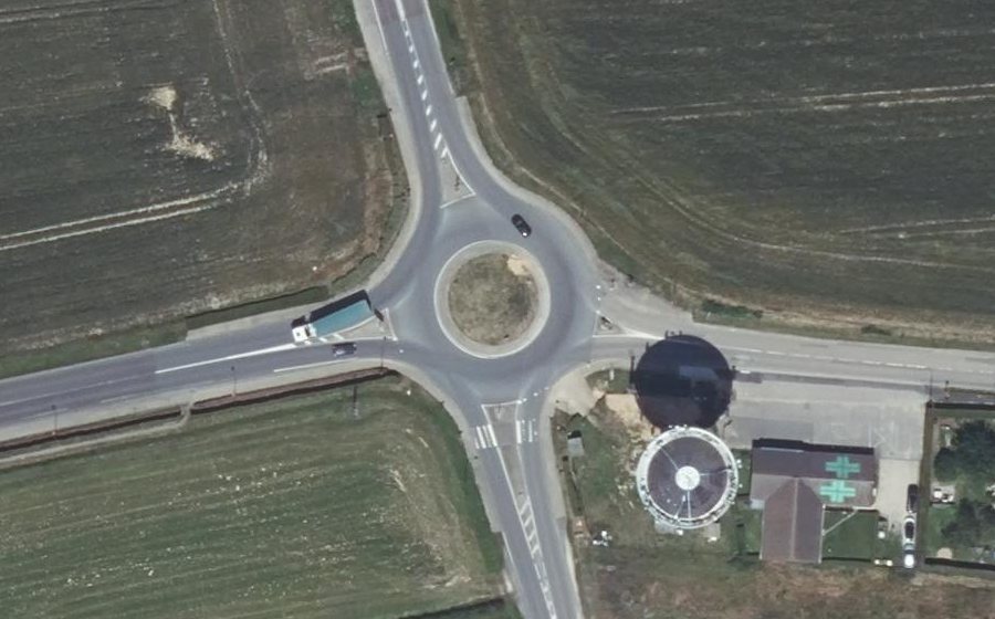 Vue aérienne du Rond-point anonyme n°176495461