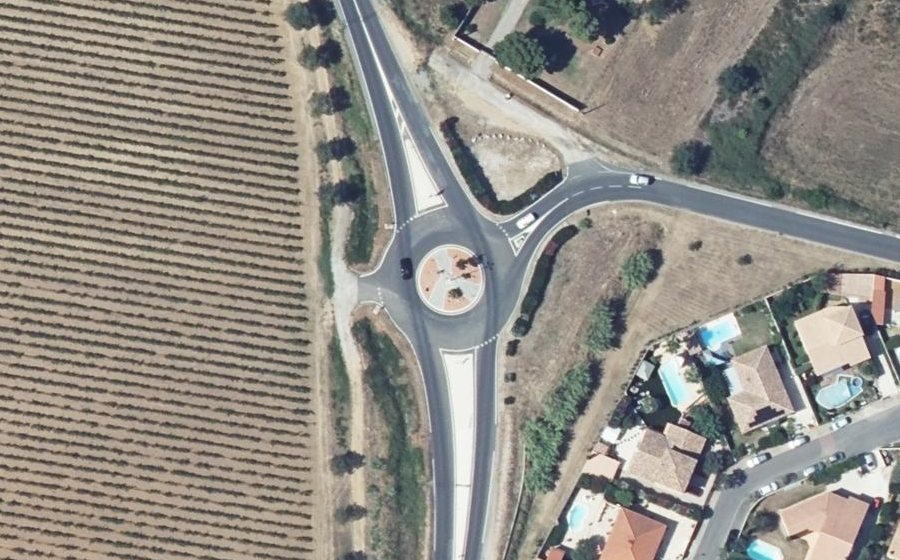 Vue aérienne du Rond-point anonyme n°176495563