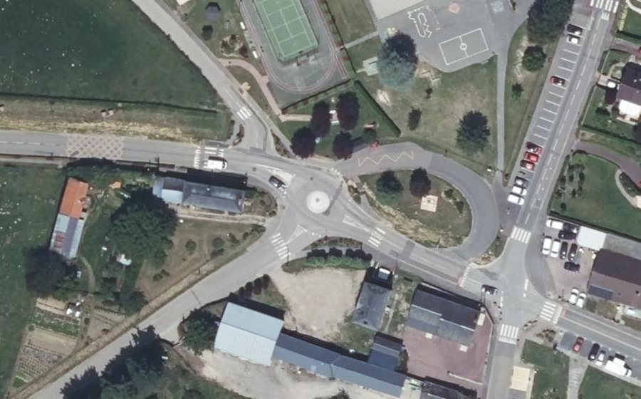 Vue aérienne du Rond-point anonyme n°176499517