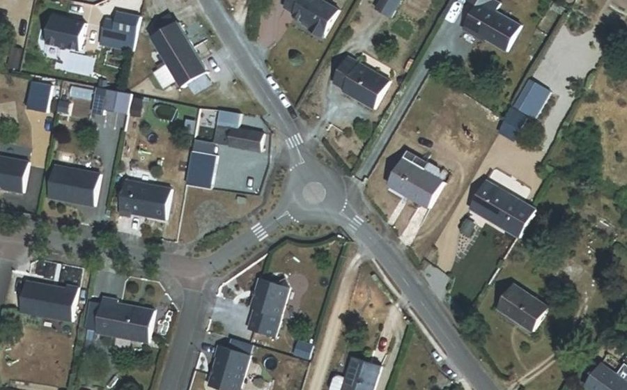 Vue aérienne du Rond-point anonyme n°176504914