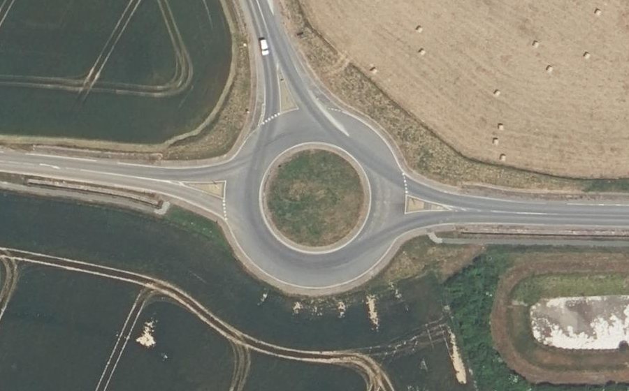 Vue aérienne du Rond-point anonyme n°176514520