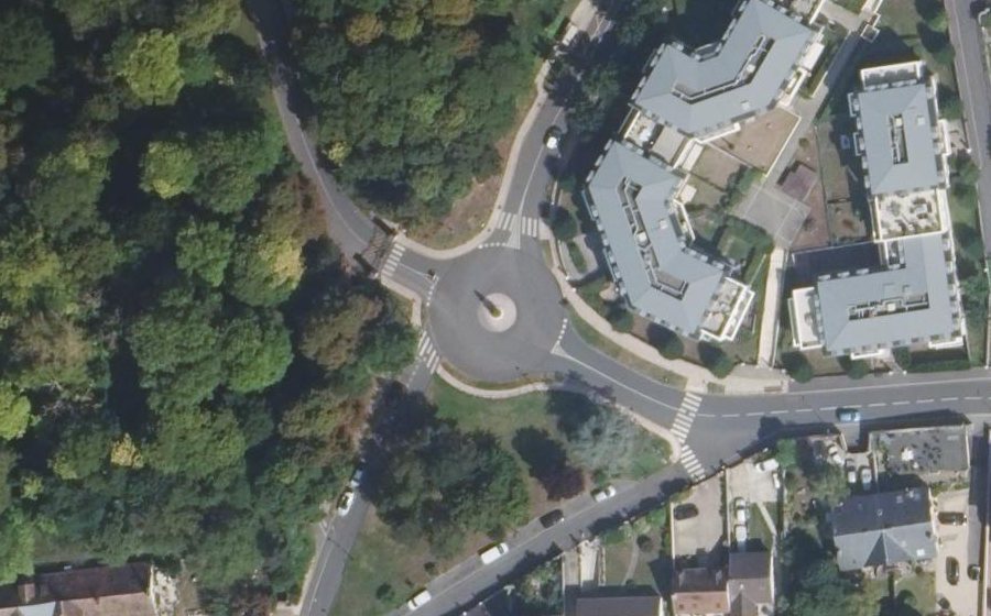 Vue aérienne du Rond-point anonyme n°176520505