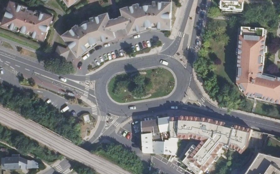 Vue aérienne du Rond-point anonyme n°176520512